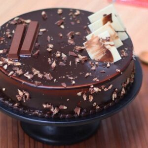 Choco crunch kitkat cake